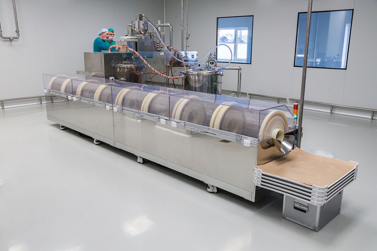 Maquinaria de proceso de acero inoxidable en una sala de producción de diseño higiénico